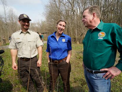 Martha Williams Director of the U.S. Fish and Wildlife Service, center, talks with Jimmy Laurent, regional energy coordinator for U.S. Fish and Wildlife, left, and Thomas Harris, Secretary for the Louisiana Department of Natural Resources