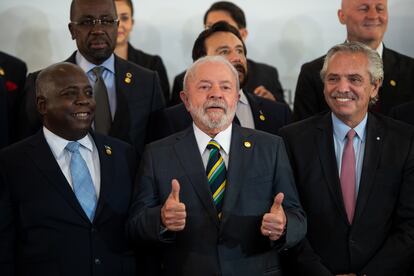 El presidente de Brasil, Lula da Silva, en el centro, hace un gesto durante la foto de grupo de la cumbre de la Celac, en Buenos Aires este martes.