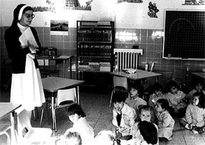 Una clase de educación infantil en un colegio religioso, en 1998