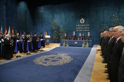 Los reyes de España, Felipe y Letizia, al inicio de la ceremonia de entrega de los Premios Príncipe de Asturias 2014.