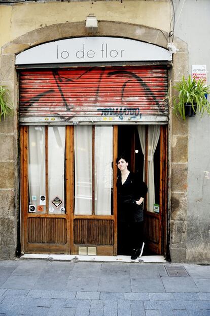Flor Falchetti en la puerta de su restaurante, Lo de Flor.