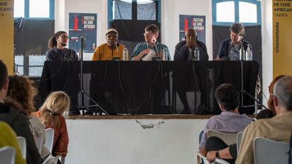 Mesa redonda en el FCAT sobre las conexiones entre el cine y la literatura. De izquierda a derecha: el escritor y director, Ondjaki; el director y pionero del cine en Angola, Mariano Bartolomeu; el experto en cultura africana, Alejandro de los Santos; el periodista y escritor mauritano Beyrouk; y el programador cinematográfico especializado en África, el francés Olivier Hadouchi.