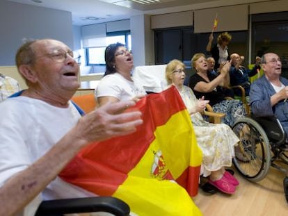 Un grupo de pacientes sigue un partido en el Hospital Centro de Cuidados Laguna.