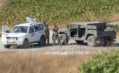 Soldados de la FINUL y de las Fuerzas Armadas Libanesas patrullan la frontera sur de Líbano con Israel.
