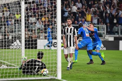 Koulibaly marca de cabeza el único gol del Nápoles a la Juventus.