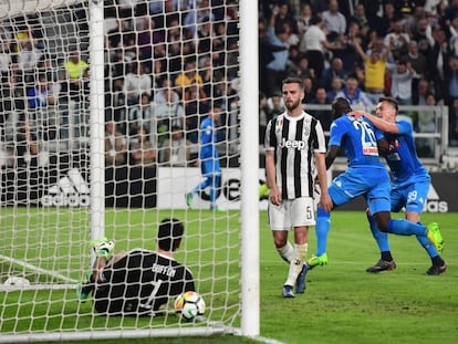 Koulibaly marca de cabeza el único gol del Nápoles a la Juventus.
