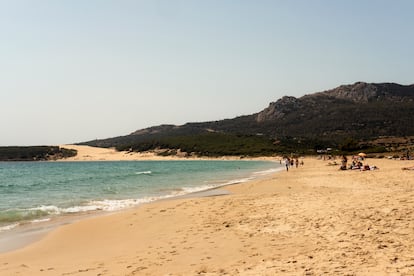 Bolonia lleva años colándose en las listas de las playas vírgenes más bonitas de España, gracias a su cercano yacimiento romano y a su duna, la más grande del país.