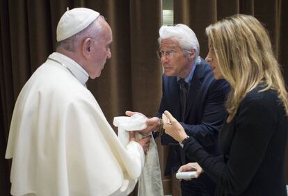 El actor Richard Gere y su novia, Alejandra Silva, en su encuentro con el papa Francisco este domingo.