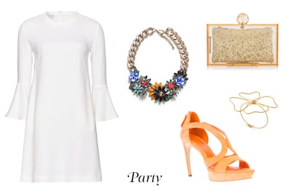 Maxi collar de Zara (29,95 euros), sandalias de ante en naranja vitaminado de Alexander McQueen (c.p.v), anillo en forma de trebol de Tous (c.p.v) y clutch transparente con gotas doradas de Charlotte Olympia (c.p.v).