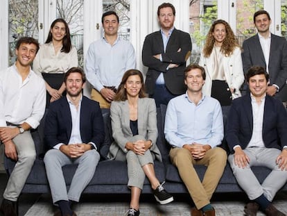 Antonio Giménez de Córdoba, socio de Seaya (segundo arriba a la izquierda) y Beatriz González, fundadora y socia directora de la gestora (en el centro abajo) junto a parte del equipo de Seaya Ventures.