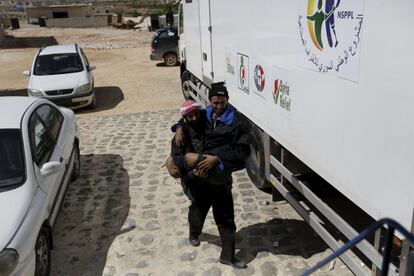La guerra entre el Gobierno del presidente Bashar al-Assad y los insurgentes —y que ya va por su quinto año de conflicto— ha acabado con la vida de al menos 250.000 personas y muchos más heridos. En la imagen, un hombre traslada a su hermano con una pierna amputada al camión de la clínica móvil, en la ciudad siria Maaret al-Numa el 20 de marzo de 2016.