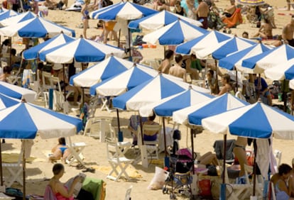 Las tradicionales sombrillas en la playa de La Concha.