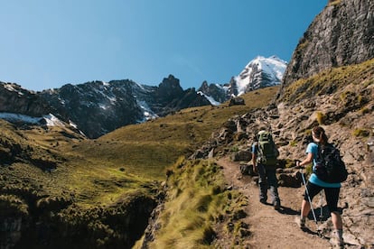 Senderistas en el valle de Lares, al norte de Cuzco, en los Andes peruanos.