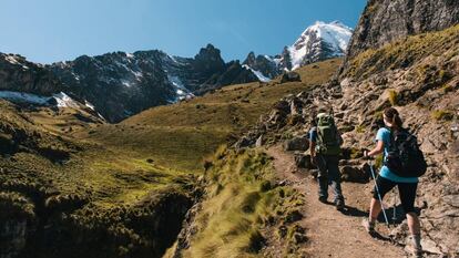 Senderistas en el valle de Lares, al norte de Cuzco, en los Andes peruanos.