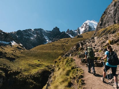 Senderistas en el valle de Lares, al norte de Cuzco, en los Andes peruanos.