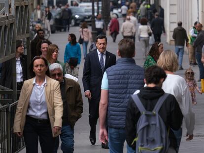 El presidente de la Junta de Andalucía, Juan Manuel Moreno, pasea por las calles de Sevilla.