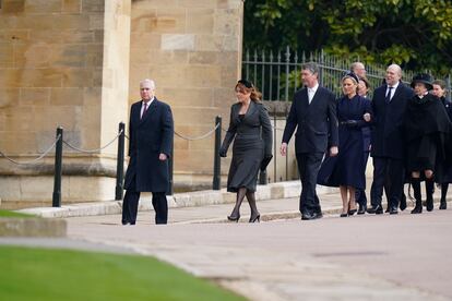 El príncipe Andrés tampoco ha faltado al acto, al que ha acudido junto a su exmujer, Sarah Ferguson. En la foto también les acompañan el vicealmirante Sir Timothy Laurence y Zara y Mike Tindall (hija y yerno de la princesa Ana de Inglatera).