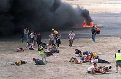 Varias personas quedaron tumbadas junto a las pistas del aeropuerto de Cuatro Vientos en el simulacro de catástrofe.