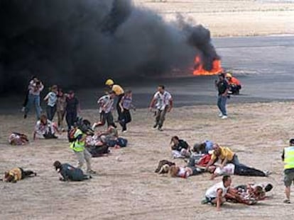 Varias personas quedaron tumbadas junto a las pistas del aeropuerto de Cuatro Vientos en el simulacro de catástrofe.