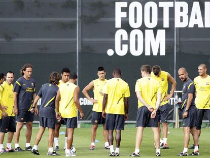 Los jugadores del Barcelona, ayer durante su primer entrenamiento de la temporada.