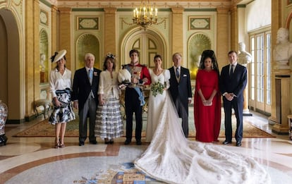 Los novios, con sus familias: Mónica de Lacalle (madre de la novia), el duque de Alba, la duquesa de Calabria, Juan Carlos Corsini, Matilde Solís y el duque de Calabria.