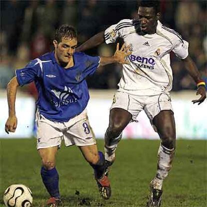 Diarra hostiga a Requena durante el partido de ayer.