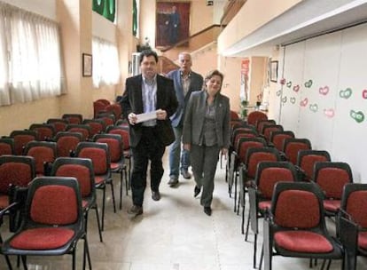 El secretario general de la Coalición Andalucista, Julián Álvarez (izqda.) y la andalucista Antonia Agudo, a su llegada a la comparecencia de esta mañana con los medios de comunicación.