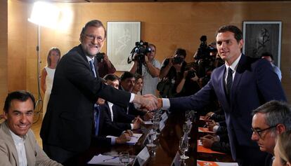 Mariano Rajoy y Albert Rivera se dan la mano tras el pacto de investidura de 2016