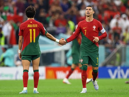 Cristiano Ronaldo junto a Joao Felix durante el partido entre Suiza y Portugal en el estadio Lusail, el martes.