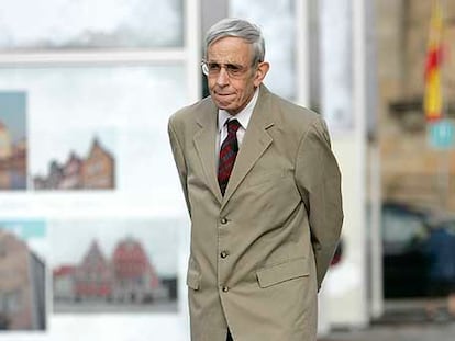 El premio Nobel de Economía de 1994, John Nash, paseando ayer en la Plaza del Obradoiro.