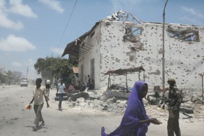 El mercado de Bakara, en Mogadiscio, es una zona devastada por los combates entre los islamistas de Al Shabab y la milicia de Ahluu Sunna.