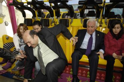 Rogelio Martínez tropieza al levantarse de un aparato de feria en presencia de Baltar, en Ourense en 2009.