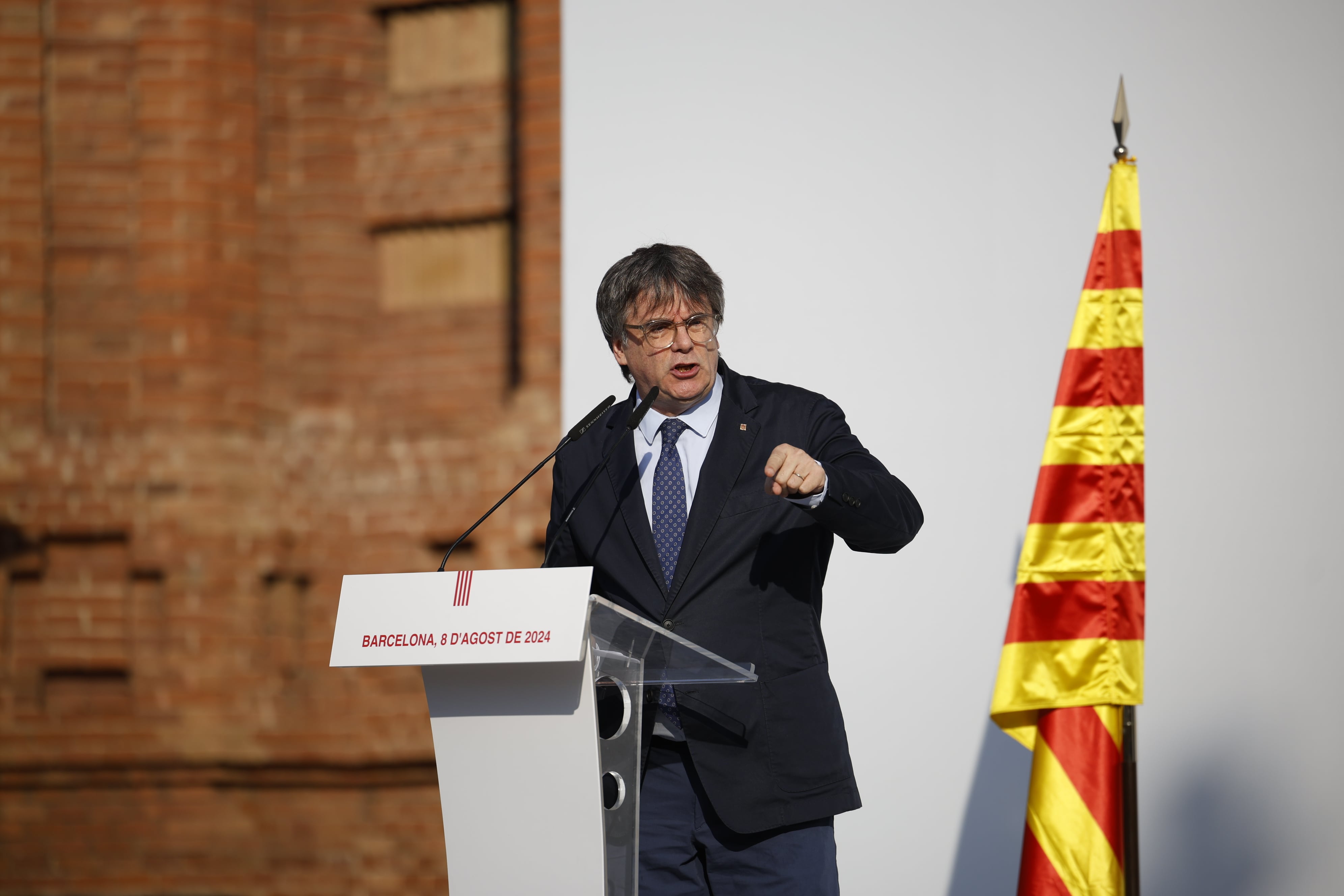 Puigdemont regresa a Barcelona siete años después, da un discurso ante sus fieles y desaparece