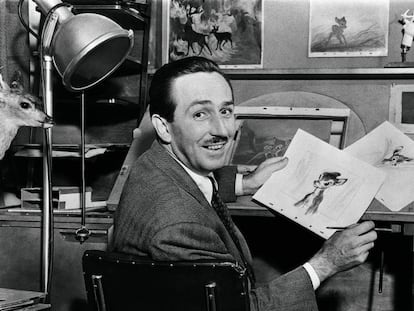 Walt Disney com desenhos durante a produção de 'Bambi'.