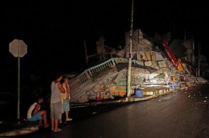 Daños en un edificio en el balneario costero de Pedernales, donde la situación es particularmente "compleja" y a los equipos de rescate y asistencia les está siendo difícil llegar., el 17 de abril de 2016.