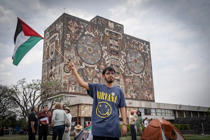 A student during the assembly of the pro-Palestinian camp, on May 2 at the UNAM.