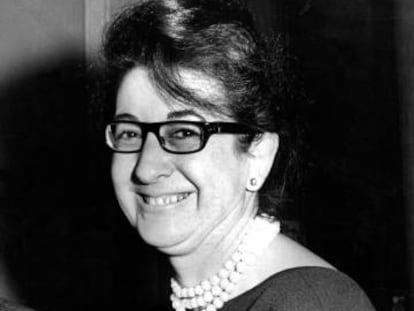 La escritora Concha Alós tras obtener el Premio Planeta de Novela por 'Las hogueras' (1964).