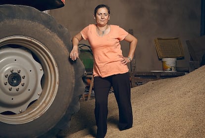 Hija y esposa de agricultores, Isabel Mancha ha dedicado toda su vida a los campos de Puebla de la Reina (Badajoz). Empezó siendo muy niña, acompañando a su padre a echar azufre en las viñas y a recoger la aceituna. “He hecho en mi vida todo lo que te puedas imaginar, desde recoger mierda hasta coser vestidos de novia”. Directa, sencilla, afiliada a la Federación de Asociaciones de Mujeres Rurales (Fademur; 55.000 socias en España), es la empleadora de su marido. “La que manda soy yo, él trabaja para mí. Tenemos unas siete hectáreas de labor y otras tantas de olivar, y estamos asociados a una cooperativa. Al Rey me une poco, pero yo le pediría más igualdad” - Isabel Mancha. Agricultora, 44 años