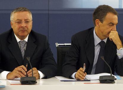 El presidente, José Luis Rodríguez Zapatero, con el vicesecretario general del PSOE, José Blanco, en la reunión de la Ejecutiva Federal de ayer.