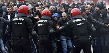 A Polícia basca tenta conter um grupo de 30 e 40 ultras franceses.