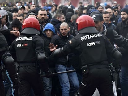 A Polícia basca tenta conter um grupo de 30 e 40 ultras franceses.