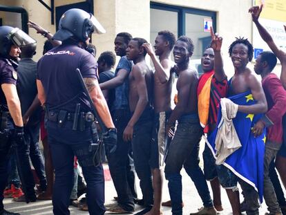 Un grupo de los 100 migrantes que ayer saltaron la valla de Ceuta (Espa&ntilde;a) a la espera de entrar en uno de los Centros de Internamiento de Extranjeros de la ciudad.