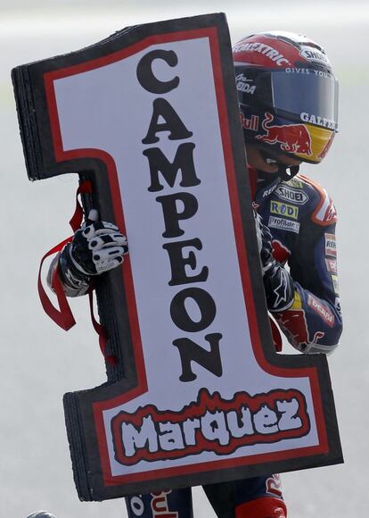 Márquez celebra su título mundial de 125cc en 2010