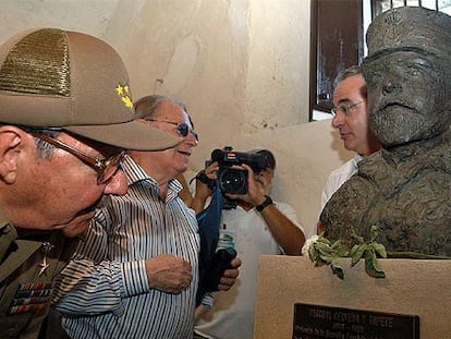 El jefe del Ejército cubano, Raúl Castro, observa el busto del almirante Pascual Cervera.