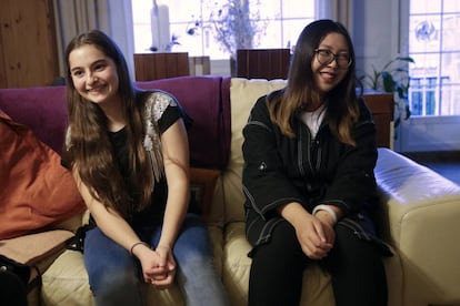 Sofía Gahete, de 14 años ríe junto a la au pair china Totó en su casa de Daganzo de Arriba, en Madrid.