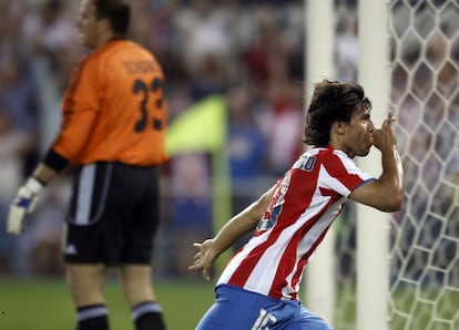 Kun Agüero, del Atlético, se chupa el dedo pulgar, en homenaje al hijo que espera de su mujer, para celebrar el primer gol de su equipo marcado por él, durante el partido de vuelta de la eliminatoria previa de la Liga de Campeones, Atlético de Madrid 4 - Shalke 0 (2008).