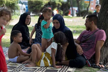 Refugiados sirios en el parque Salvador de Madariaga, de Madrid.