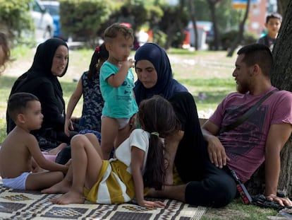 Refugiados sirios en el parque Salvador de Madariaga, de Madrid.