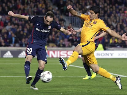 Juanfran despeja la pelota ante Luis Su&aacute;rez