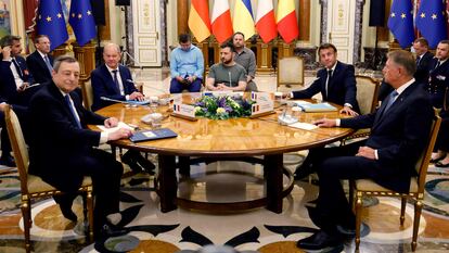 La de hoy a Kiev es la primera visita que realizan los líderes de las tres principales economías de la UE a Ucrania desde que comenzó el intento de invasión de Rusia el 24 de febrero. Desde este mediodía, y tras comprobar en persona la devastación que provocó el paso de las tropas rusas por el suburbio de Irpin, Mario Draghi, Olaf Scholz y Emmanuel Macron, acompañados del presidente de Rumania, Klaus Iohannis, matienen un trascendental encuentro con el presidente de Ucrania, Volodímir Zelenski, en Kiev.